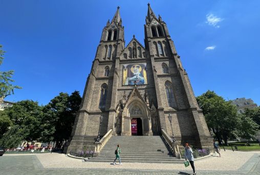 Kostel sv. Ludmily na náměstí Míru v Praze