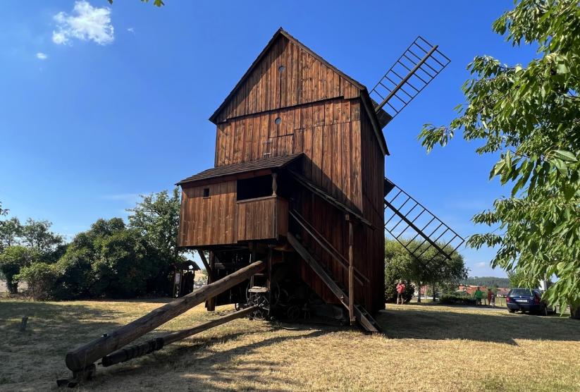Maršálkův dřevěný větrný mlýn v Partutovicích
