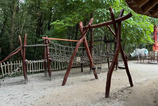 Dětské hřiště u lanového parku Katika Miti v Safari Parku ve Dvoře Králové