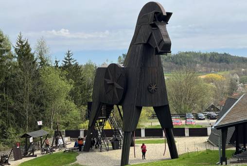 Trojský kůň v Bouzově (největší dřevěný kůň na světě)