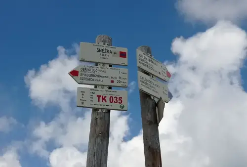 Turistický rozcestník Sněžka 1603 m n. m.