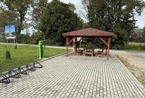 Rozhledna na Hraničních meandrech Odry - přístřešek, stojan na kola, nářadí a pumpa na kola