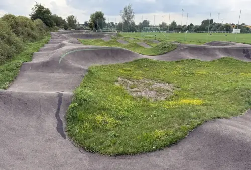 Pumptrack v Rakvicích: místo, kde se kola mění v zábavu