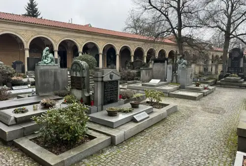 Vyšehradský hřbitov a hrobka Slavín – místo odpočinku českých velikánů