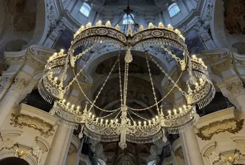 Chrám sv. Mikuláše v Praze - křišťálový lustr 