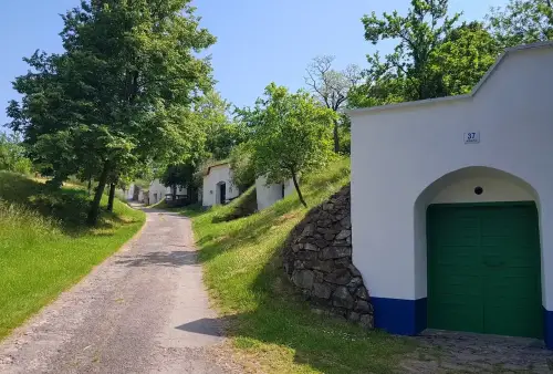 Plavba po Baťově kanálu z Veselí nad Moravou do Skalice - vinné sklepy Plže