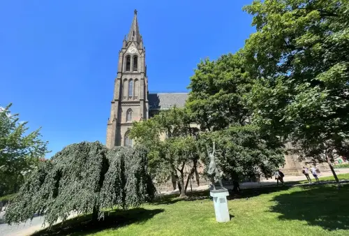 Kostel sv. Ludmily na náměstí Míru v Praze